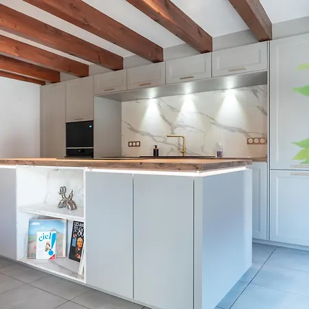 Spacious 90m2 Home, Bay Windows & Large Parking
