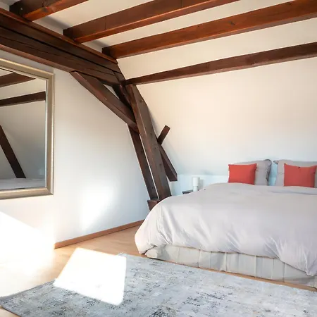 Apartment Spacious 90m2 Home, Bay Windows & Large Parking