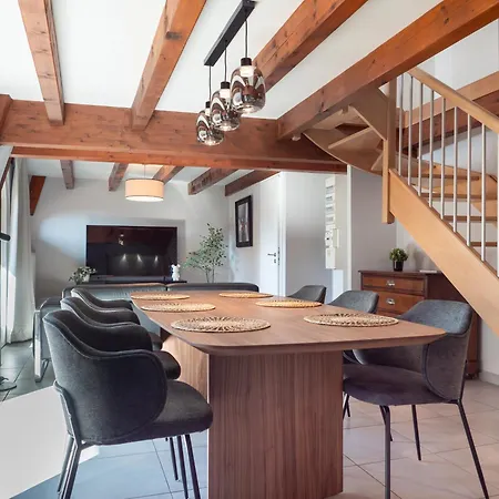 Apartment Spacious 90m2 Home, Bay Windows & Large Parking *