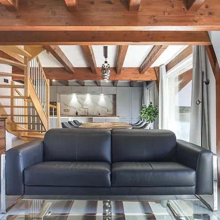 Spacious 90m2 Home, Bay Windows & Large Parking דירה *