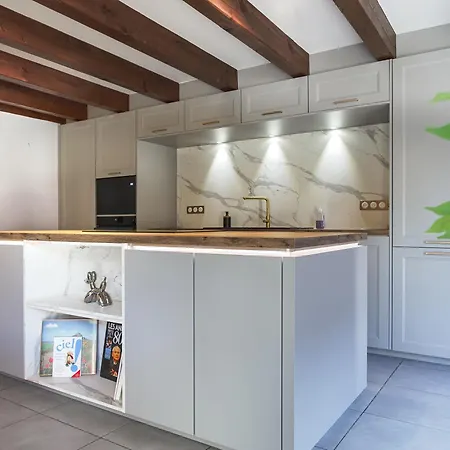 90 M2 Lumineuse - Cour Interieure Alsacienne, Balcon & Parking アパート